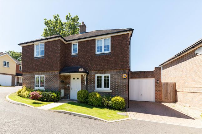 Thumbnail Detached house to rent in Welcombes View, Coulsdon