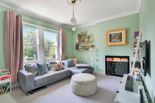 Flat Flat B, 109, Dartmouth Road, London photo 3