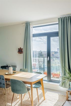 Flat to rent in Oliver Road, London