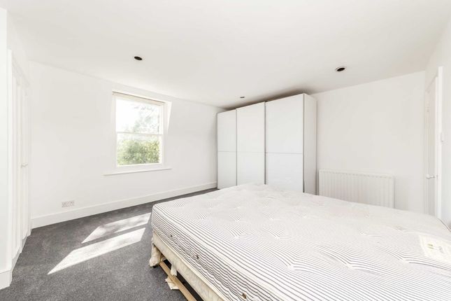 Flat to rent in Abbeville Road, London