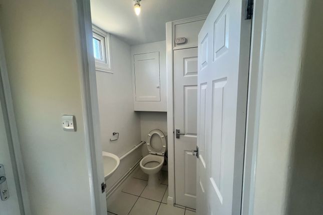 Room 2, 60 Thornton Place, Horley photo 5