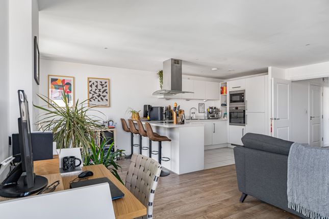 Flat 63, Kingfisher Heights, London photo 2