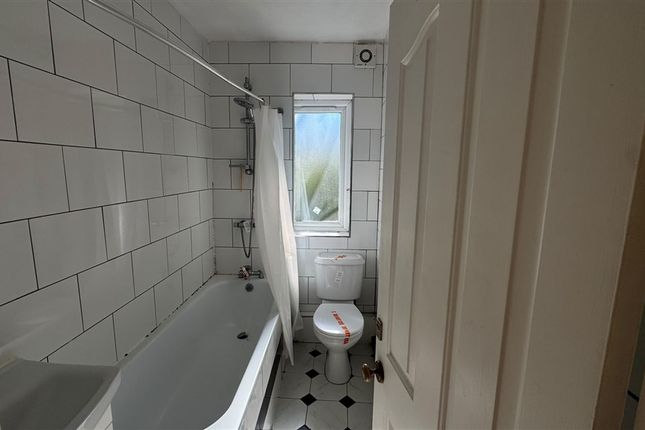 6, Cranleigh Close, LONDON photo 4