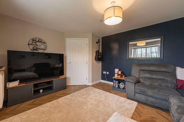 2 Sir Howel Crescent, Caldicot photo 3