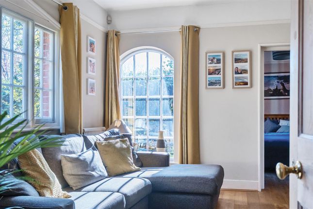 Holly Cottage, 3, Cricket Hill, Finchampstead photo 4