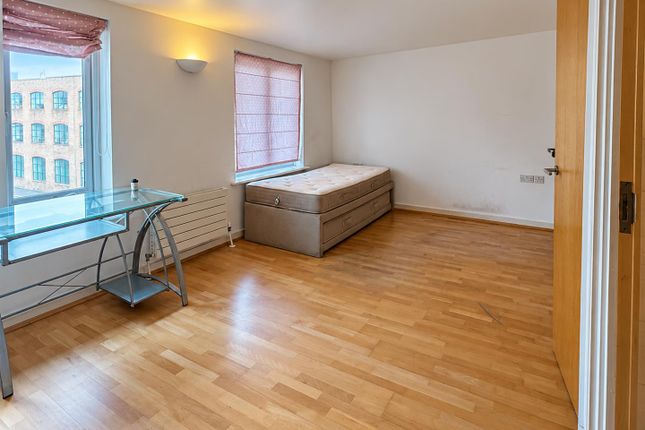 Hunt Close, London photo 5
