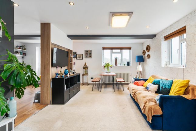 Flat for sale in Perth Close, London