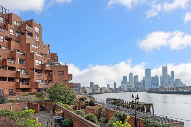 Flat for sale in Free Trade Wharf, 340 The Highway London