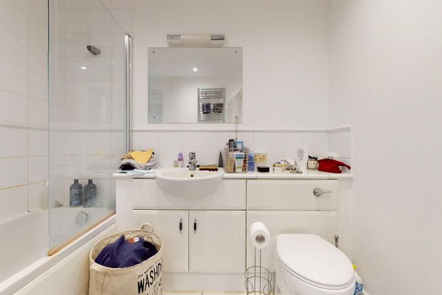Flat to rent in Western Beach Apartment, Hanover Avenue, London