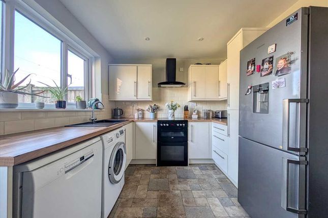 24, Poplars Close, Colchester photo 3