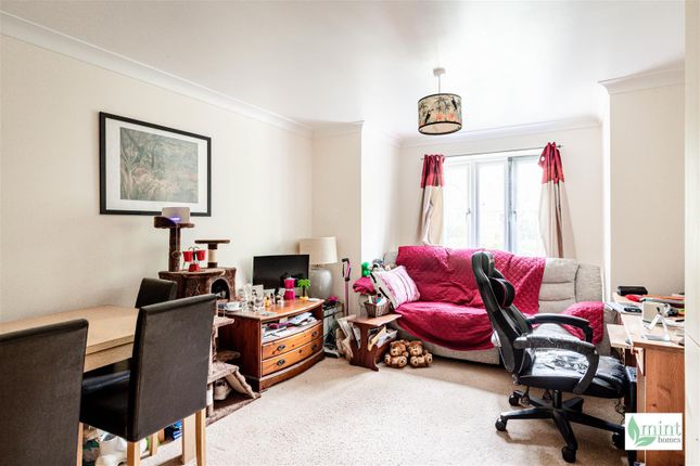 11, Holmefield Place, Addlestone photo 4