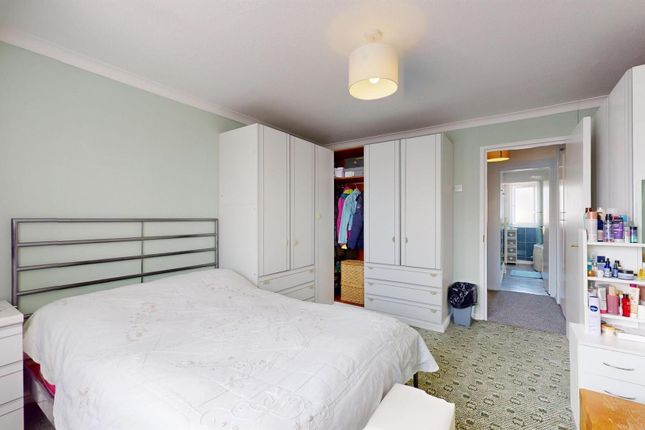 Wide Master Bedroom For Sale At E16 By Barrain Lon