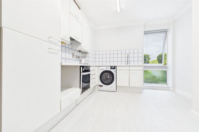 34 Hartslock Court,, Shooters Hill, Reading photo 2