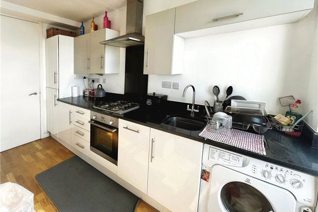 Flat 5, Le Pier, 16, Marine Parade West, Essex photo 3