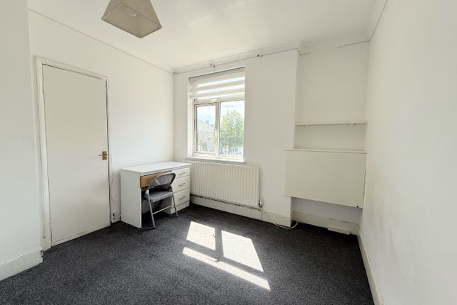 2 High Road, London, Greater London photo 5