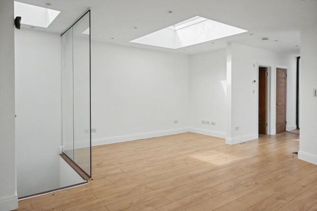 1a The Lodge, Upper Tooting Park, London photo 5