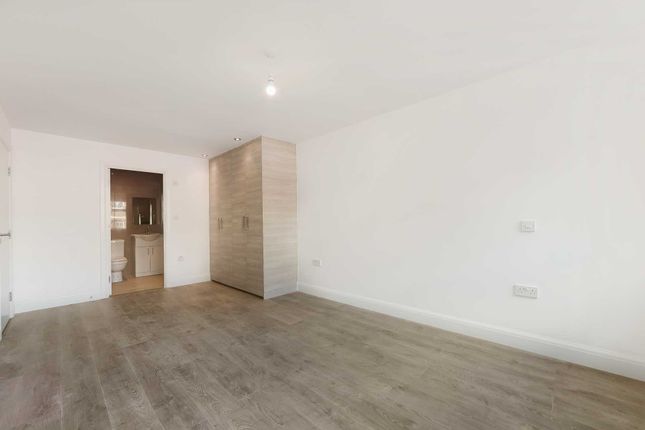 Flat for sale in Raleigh Gardens, Mitcham