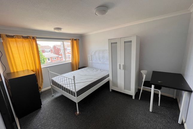 Thumbnail Room to rent in Fairfax Crescent, Aylesbury