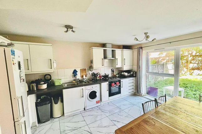 Room 1, 66, Markfield Avenue, Manchester photo 4