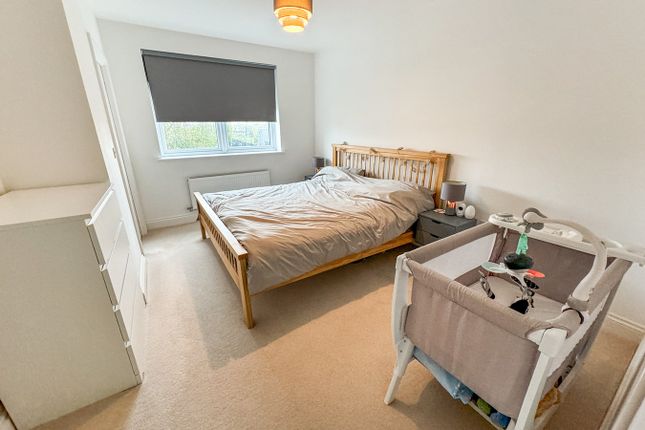 Flat for sale in Elvian Close, Reading