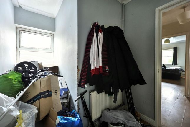 Flat 4 Aneurin House, Heol Aneurin, Caerphilly, Mid Glamorgan, CF83 2PE photo 4