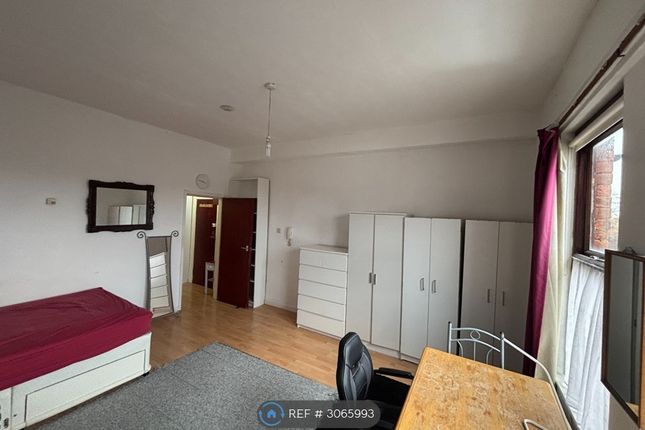 Flat, Moss Lane East, Manchester photo 3