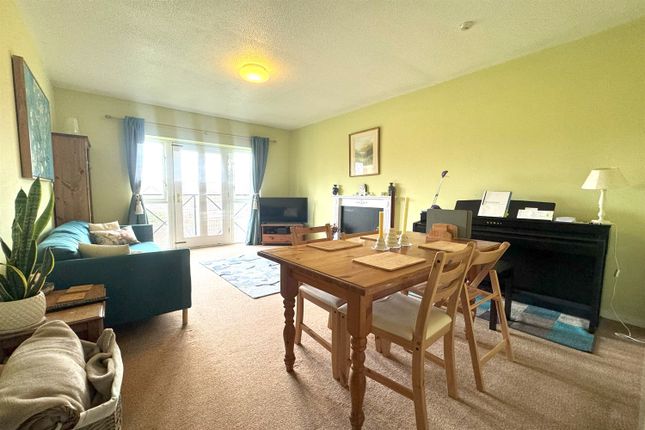 Flat 12 Winter Lodge, 1 Fern Walk, London photo 2