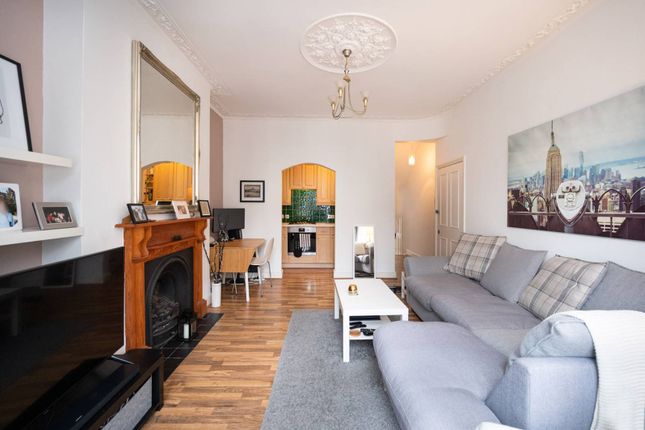 Flat to rent in Linden Gardens, Chiswick, London