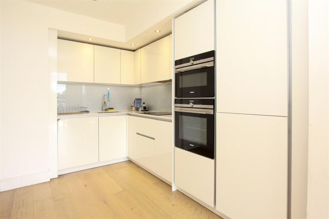 27, Yardley Court, West Drayton photo 3