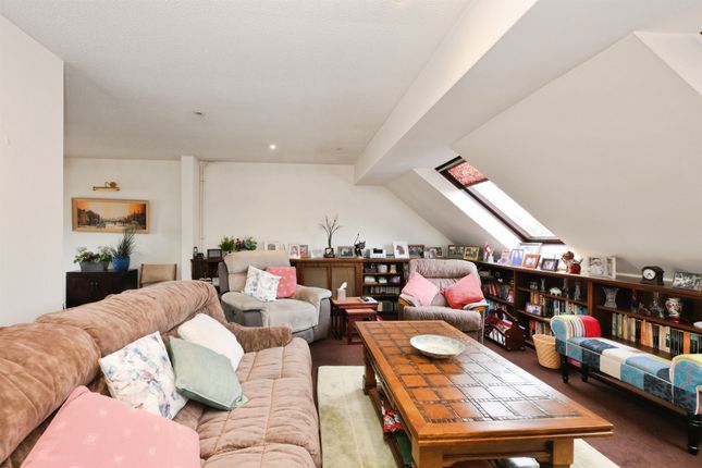 Flat 8, Gilliflower House, Yewlands, HODDESDON photo 2
