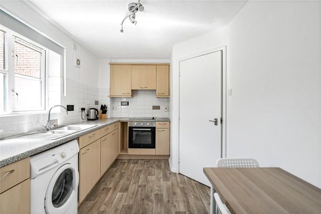 24, Collingwood, Farnborough photo 2