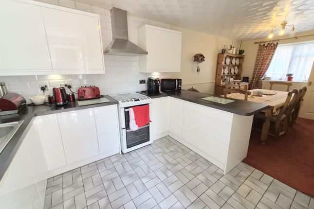 14 Elm Green, Basildon, Essex photo 2