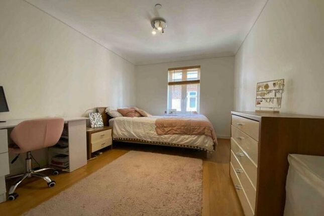 Flat for sale in Leret Way, Leatherhead, Surrey