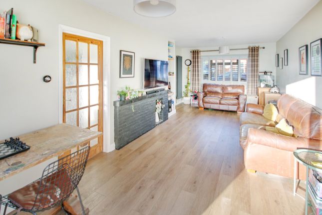 4, Beech Gardens, Crawley photo 3