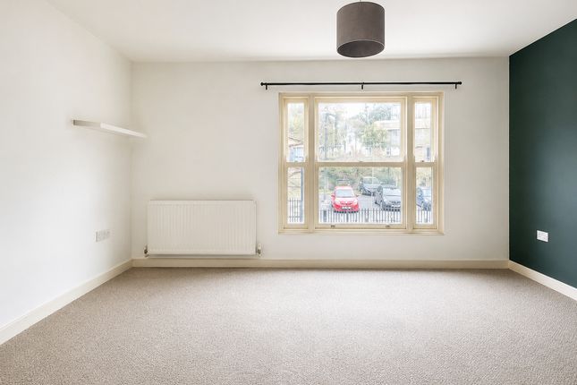 Flat Flat B, 321, High Street, Rochester photo 2