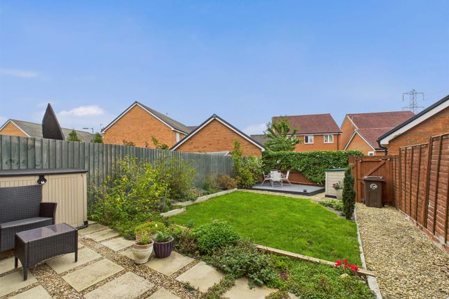 35, Noble Crescent, Aylesbury photo 2