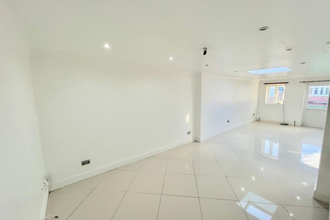 35, Whittington Avenue, Hayes photo 2