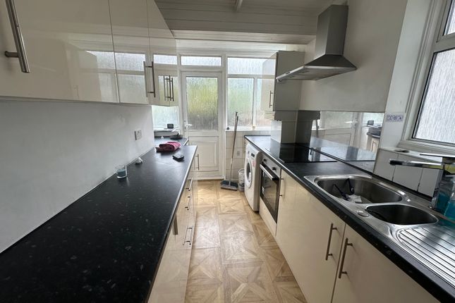 Birkbeck Avenue, Greenford photo 2