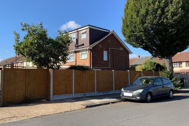 1 Locke Close, South Hornchurch photo 2