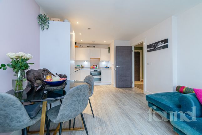64 Swan Court, Lion Wharf, Isleworth photo 3