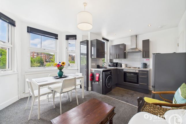 Flat B, 12 Buckingham Road, London photo 3