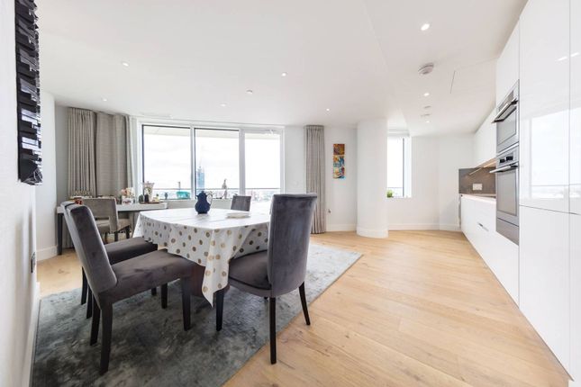 Flat to rent in Lombard Wharf, Battersea Square, London