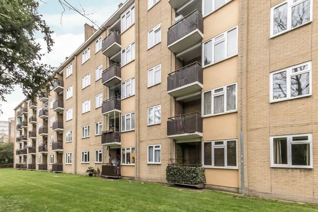 Flat to rent in Windlesham Grove, London