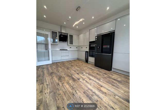 Flat to rent in Grove Park Road, London
