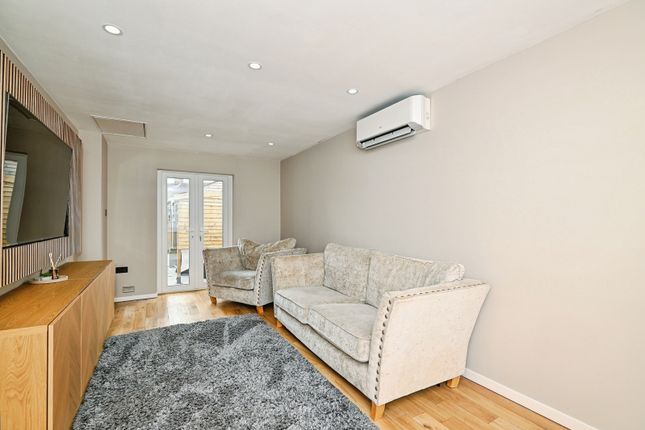 5, Hollywood Lane, Strood photo 2