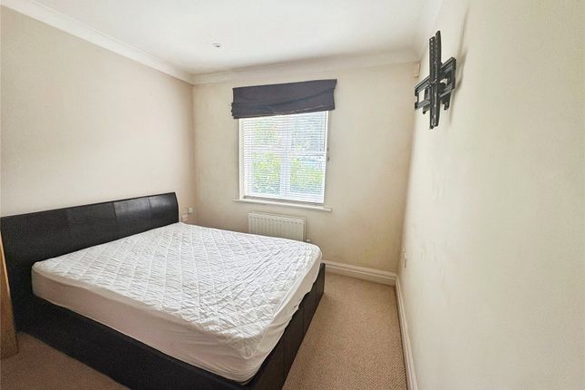 Flat 3, Vantage Court, 100, Goldsworth Road, Surrey photo 4