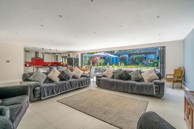 37, Trumpsgreen Avenue, Virginia Water photo 2