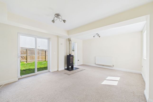 18 Grove Park Court, Liskeard photo 3