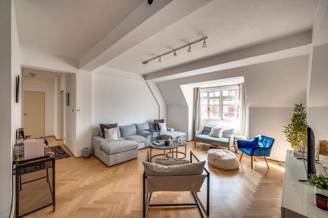 Flat 42, Knightsbridge Court, London photo 2