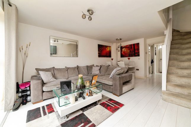 25, Peregrine Way, Hatfield photo 2